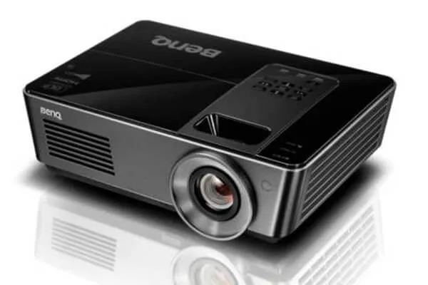 Thao tác sử dụng các nút điều chỉnh vật lý để tối ưu hình ảnh máy chiếu Promethean