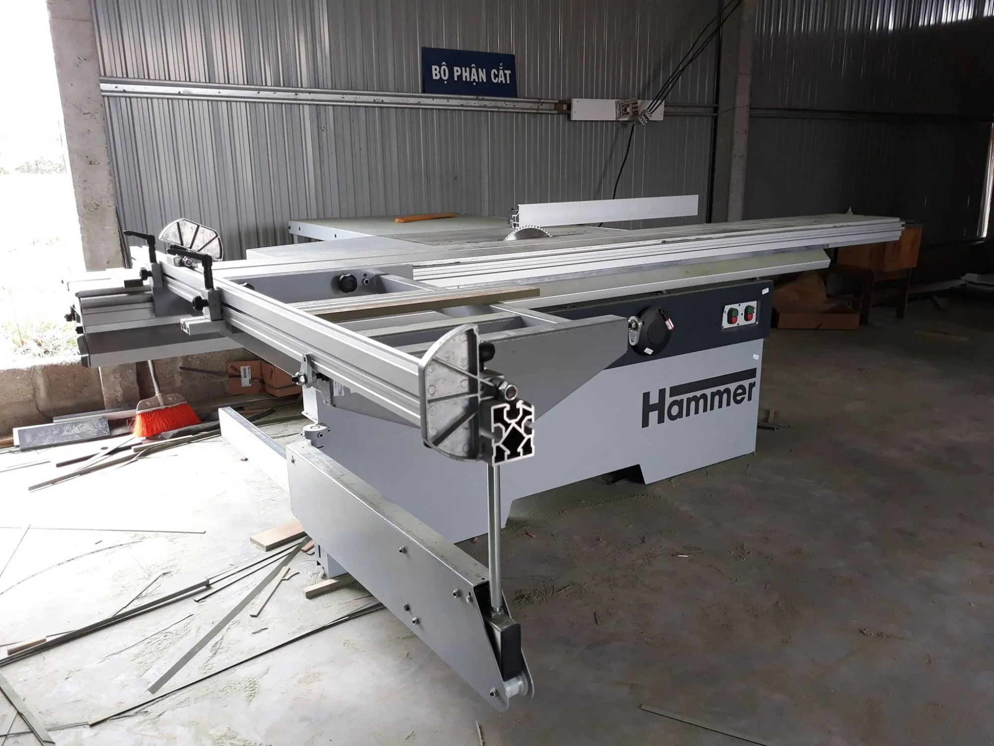 Cách sử dụng máy cưa bàn trượt an toàn để đảm bảo đường cắt thẳng