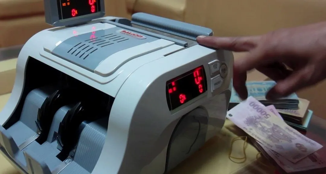 Hình ảnh máy đếm tiền Balion đang hoạt động với các chức năng đếm và kiểm tra tiền giả