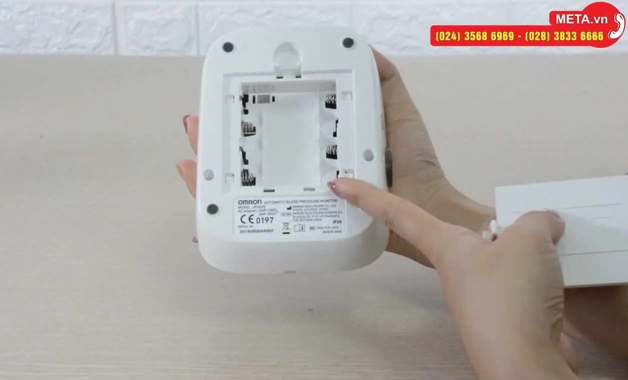 Khoang chứa pin của máy đo huyết áp Omron JPN600, hướng dẫn lắp 4 pin AA