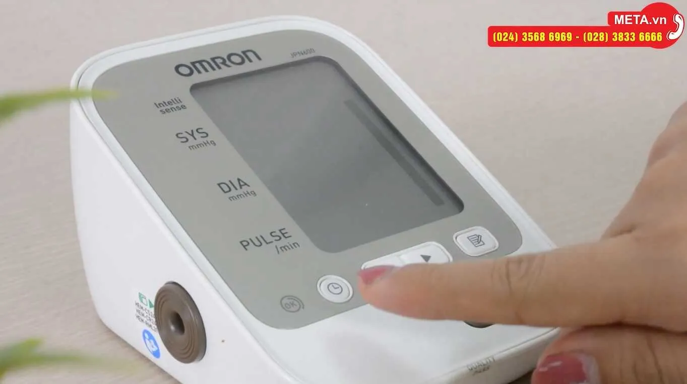 Biểu tượng đồng hồ trên màn hình máy đo huyết áp Omron JPN600, dùng để cài đặt ngày giờ