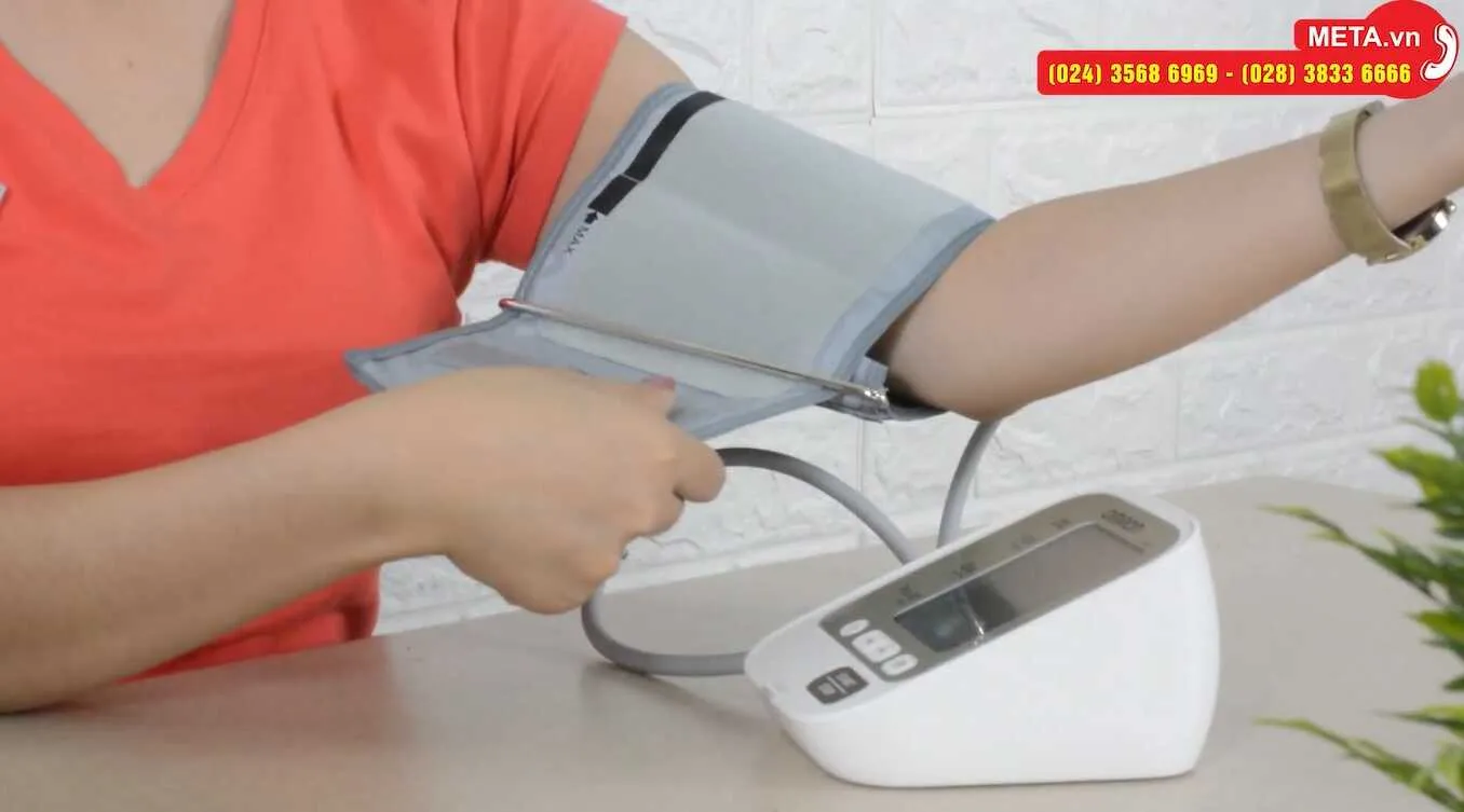 Cách quấn vòng bít đúng vị trí trên bắp tay để đo huyết áp bằng Omron JPN600
