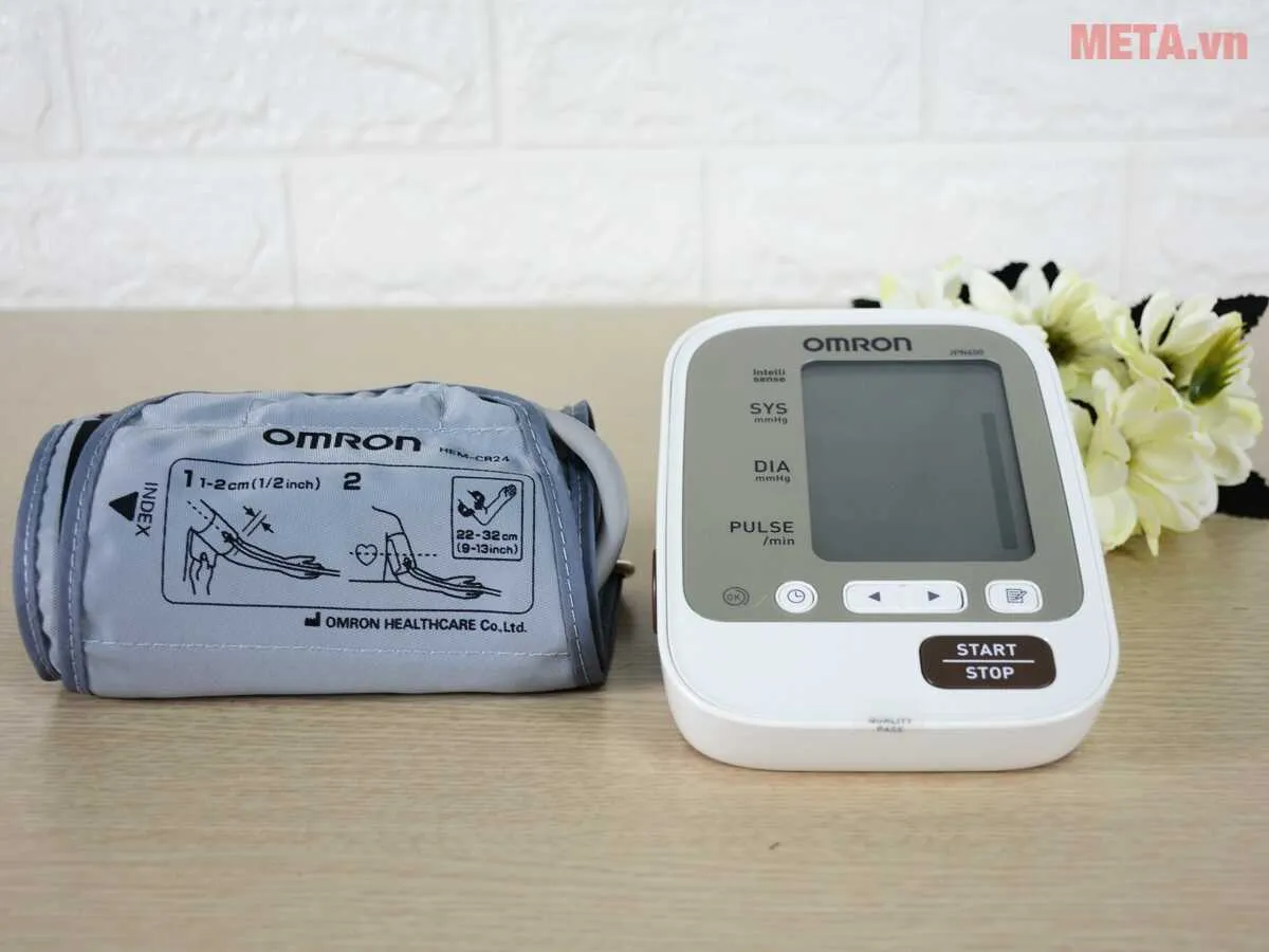 Một số lưu ý khi sử dụng máy đo huyết áp Omron JPN600, bao gồm thay pin, tránh đè ống dẫn khí