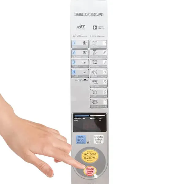 Bật nguồn máy giặt Sanyo 7kg để bắt đầu chu trình giặt