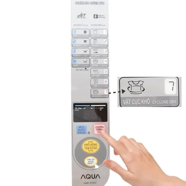Chọn chức năng Vắt hoặc Vắt cực khô trên máy giặt Sanyo 7kg để làm khô quần áo