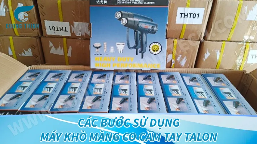 Kỹ thuật viên đang thực hiện cách sử dụng máy khò cầm tay để bọc màng co cho sản phẩm, đảm bảo chất lượng.