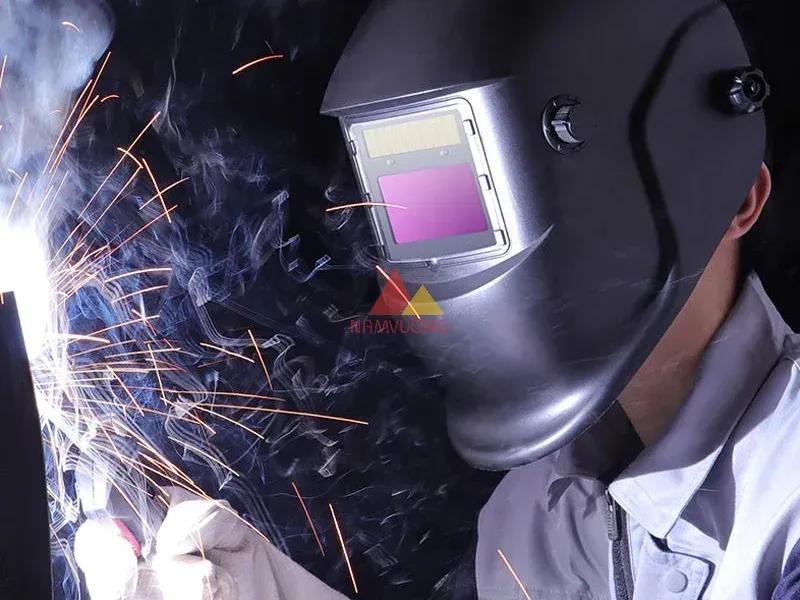 Thợ hàn chuyên nghiệp thực hiện allintitle:cách sử dụng máy hàn mig jasic với mũ bảo hộ đầy đủ