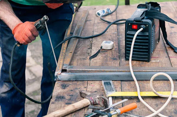 Người thợ đang thực hiện thao tác hàn que