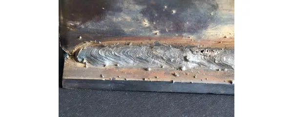 Mối hàn có hiện tượng cháy biên do dòng hàn quá cao