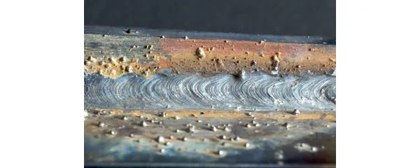 Mối hàn không đều và rỗ khí do chiều dài hồ quang quá dài