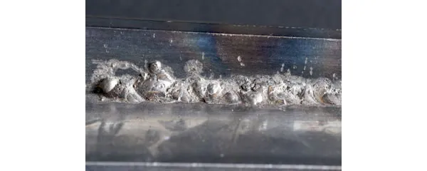 Mối hàn với độ ngấu kém do dòng hàn quá thấp