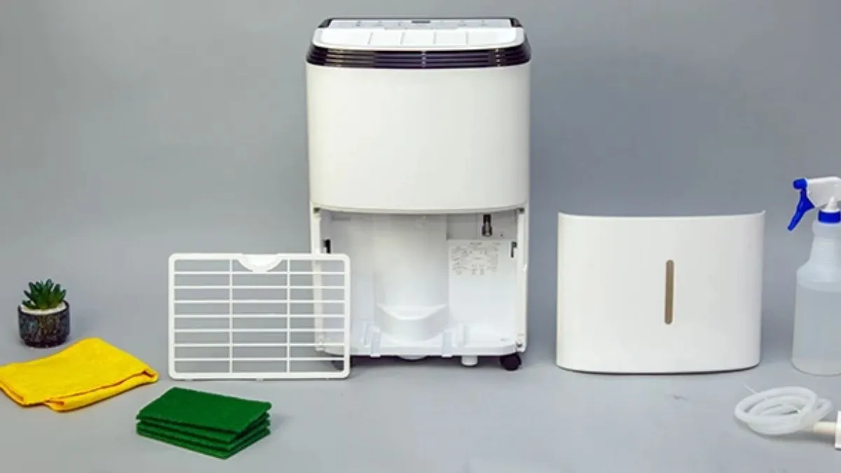 Vệ sinh bộ lọc và bình chứa nước định kỳ là cần thiết để máy hút ẩm Mitsubishi hoạt động bền bỉ và hiệu quả