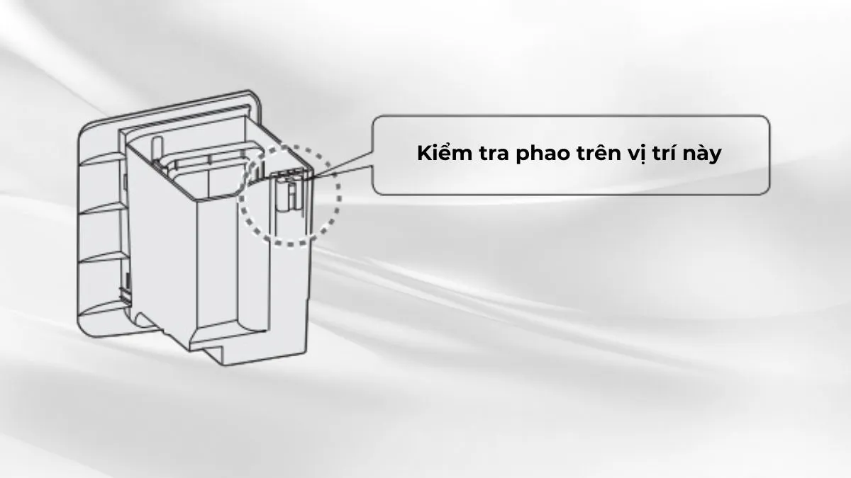 Lau khô bình chứa nước bằng khăn mềm.