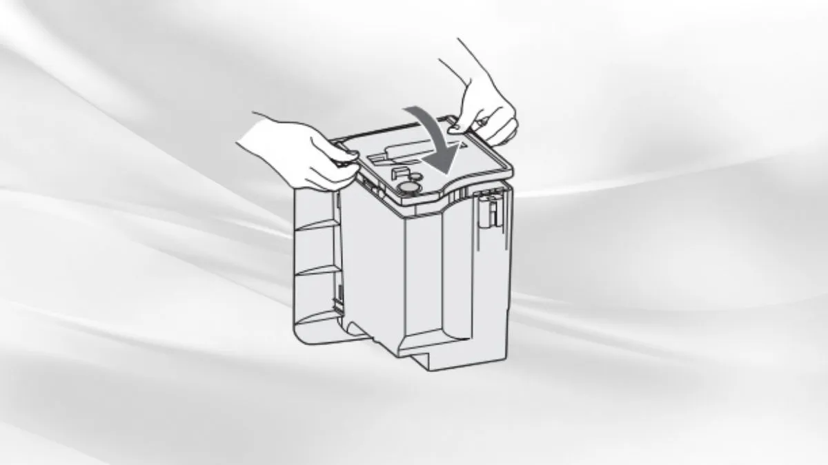 Lắp nắp bình chứa nước.