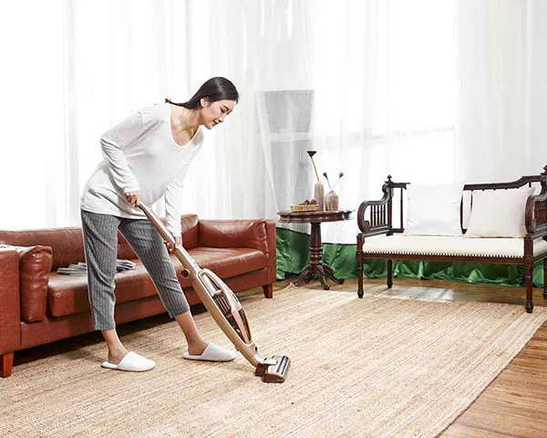 Cách sử dụng máy hút bụi bằng cách hút bụi ở những nơi thường xuyên có người qua lại