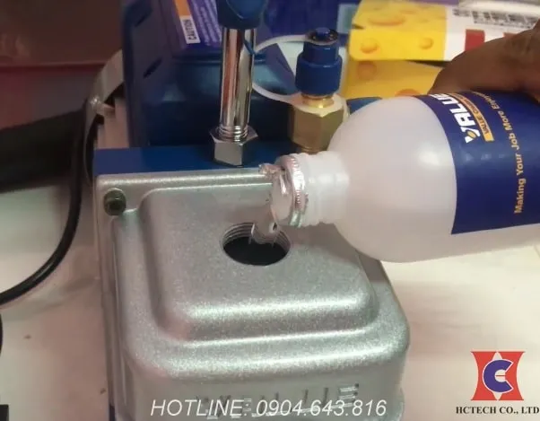 Thêm dầu vào bơm qua cổng đổ dầu