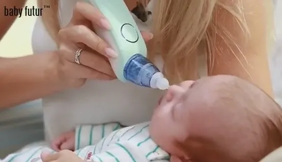 Thao tác sử dụng máy hút mũi Baby Futur an toàn cho bé với nút điều khiển đơn giản