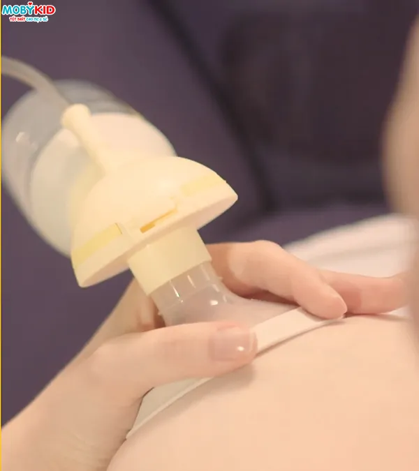 Chụp phễu hút vào bầu ngực đảm bảo kín khít