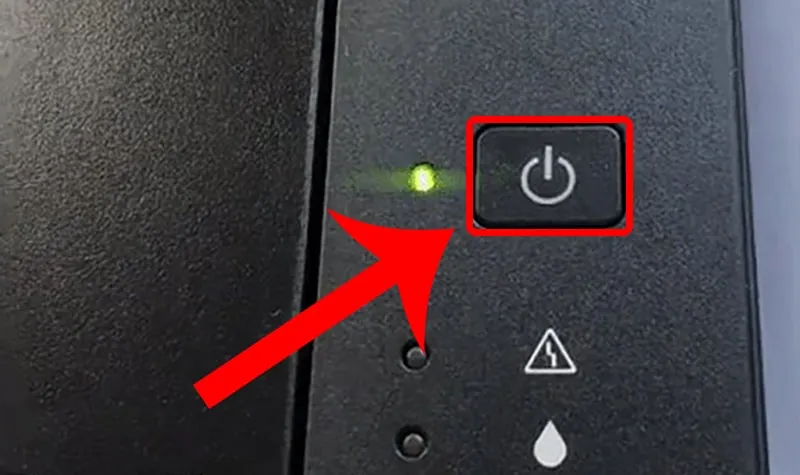 Nút nguồn máy in Canon LBP 2900 đang sáng, biểu thị máy đã bật và sẵn sàng sử dụng