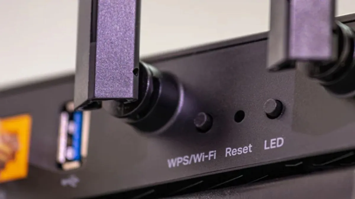 Thao tác nhấn và giữ nút WPS trên bộ định tuyến để kết nối máy in HP