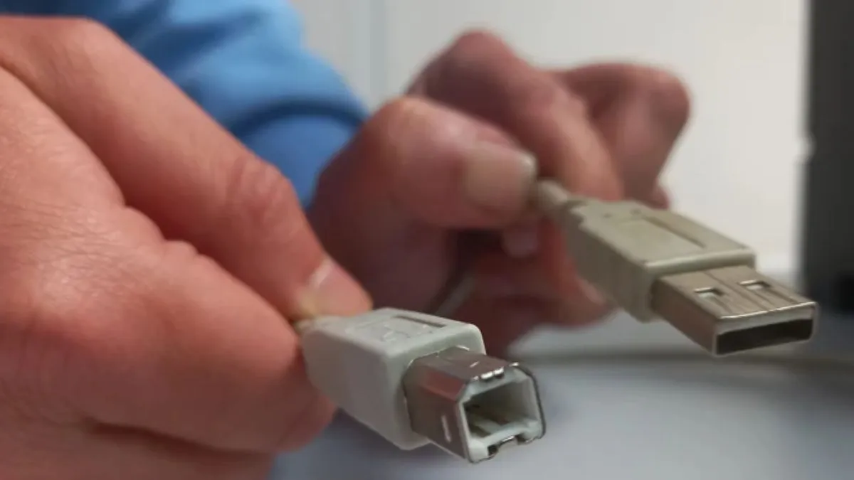 Cắm cáp USB kết nối máy in HP với máy tính