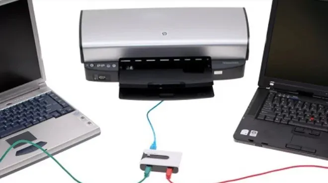 Máy in được kết nối với máy tính qua cổng USB, minh họa các bước cài đặt cơ bản.