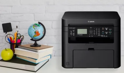 Máy in được đặt ở vị trí bằng phẳng, ổn định trên bàn làm việc, đảm bảo thông gió tốt.