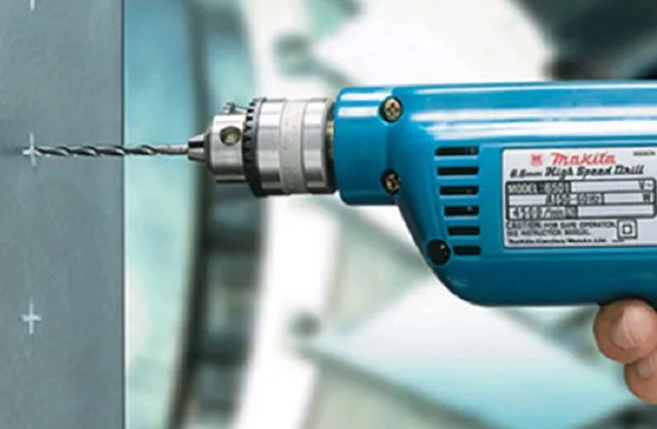 Vị trí tay khi khoan với máy khoan mini