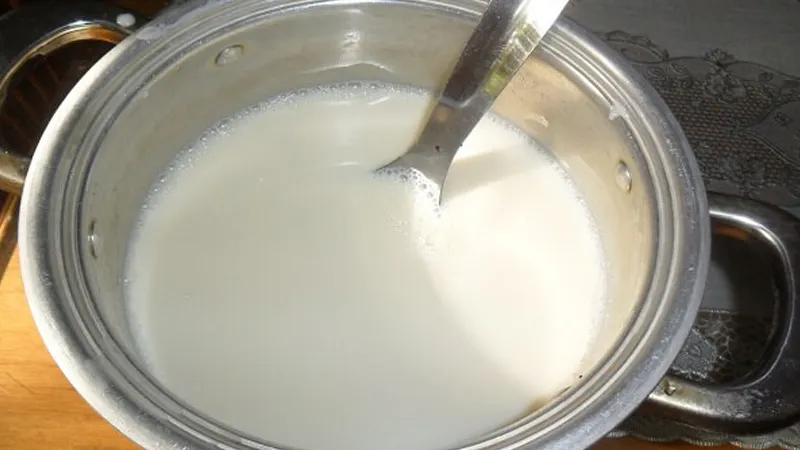 Khuấy đều để các nguyên liệu hòa tan hoàn toàn với nhau