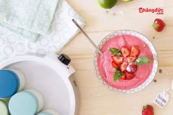 Nhiều hũ sữa chua thủy tinh được xếp gọn gàng