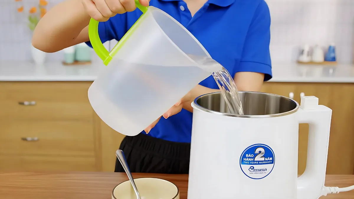 Cho lượng nước vừa đủ vào bình