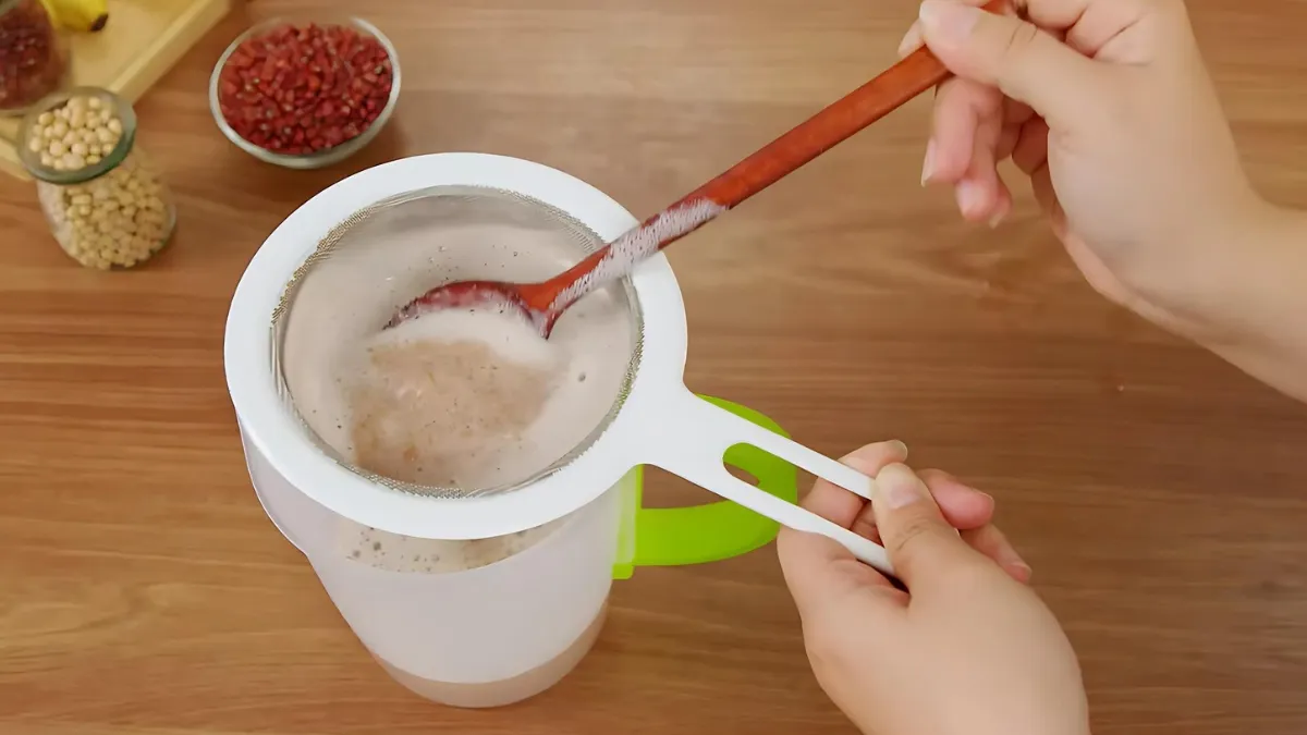 Lọc bã đậu cho sữa mịn hơn