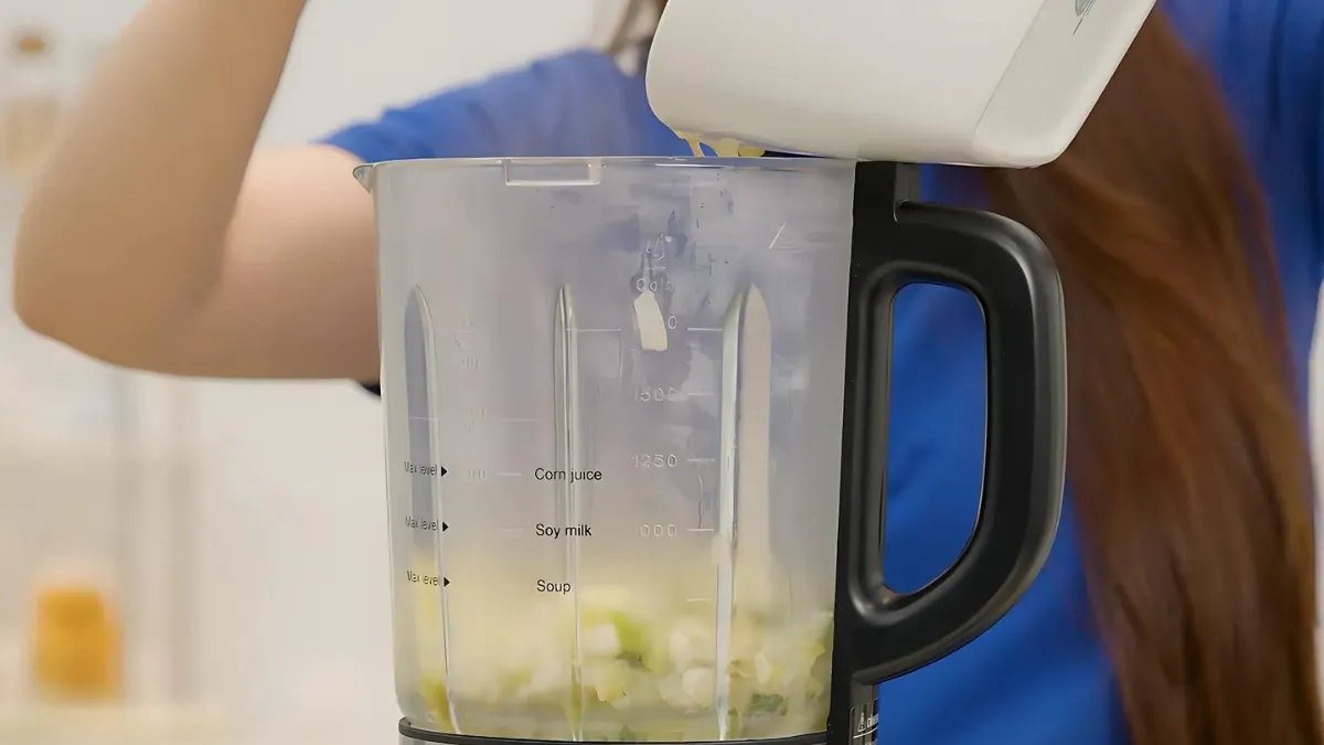 Cho trái cây và rau củ vào bình