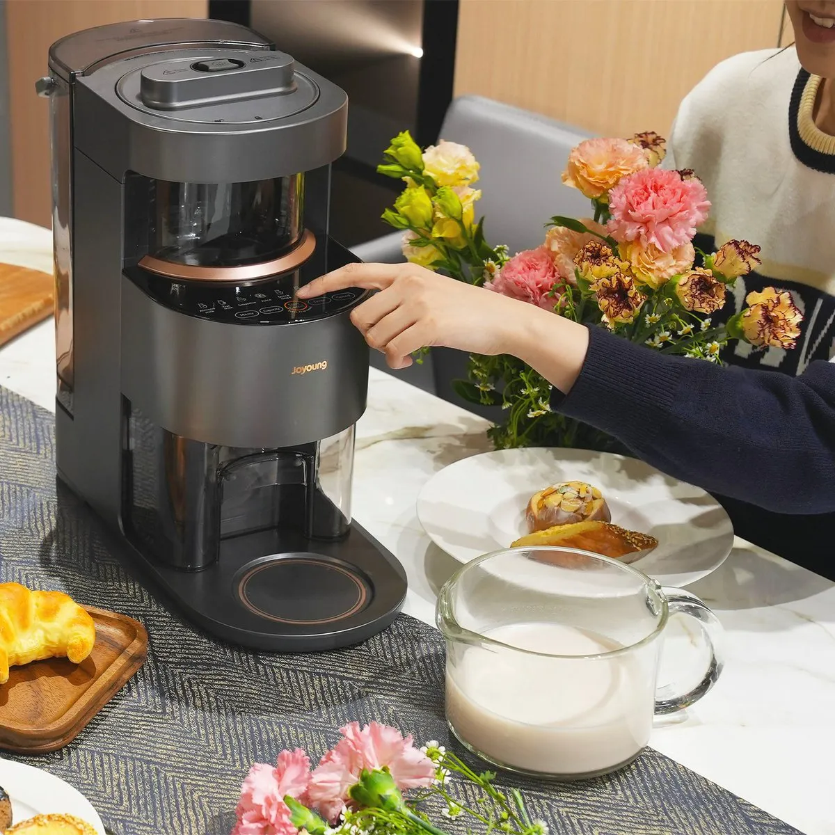 Máy làm sữa hạt Joyoung Y1 với thiết kế hiện đại và bảng điều khiển cảm ứng