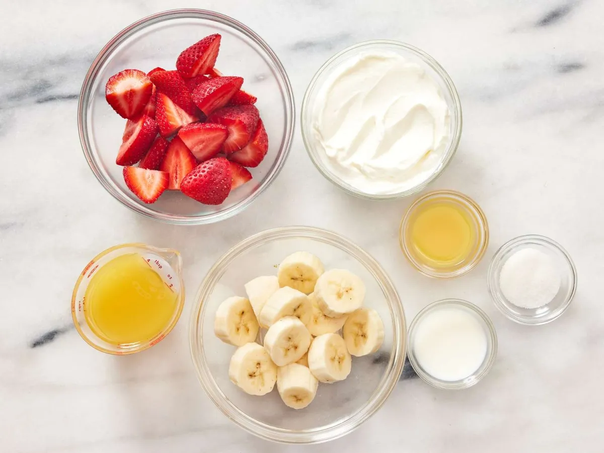 Chuẩn bị các loại trái cây và gia vị cho món sinh tố