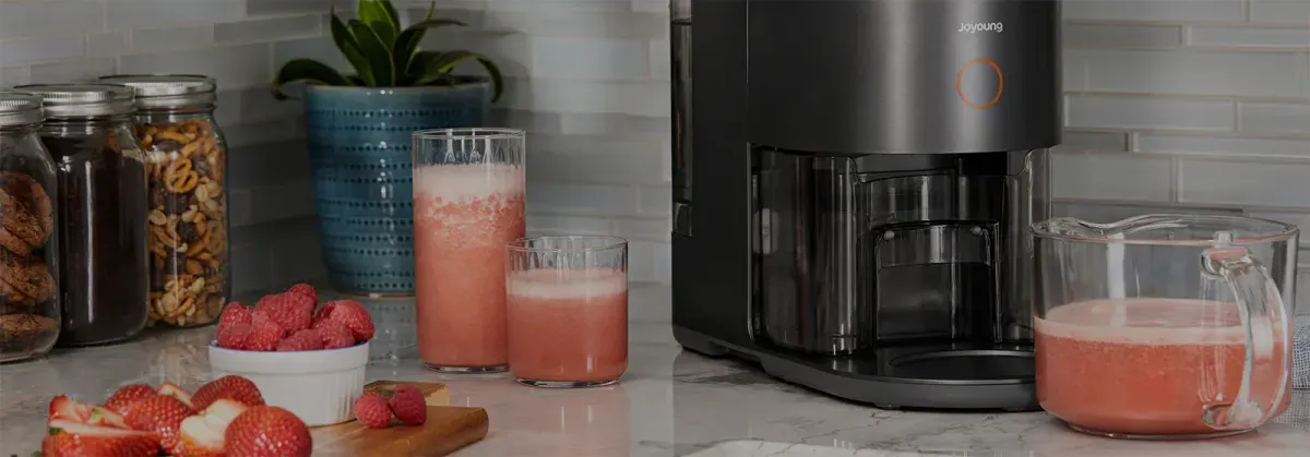 Cho các nguyên liệu vào máy làm sữa hạt Joyoung để làm sinh tố