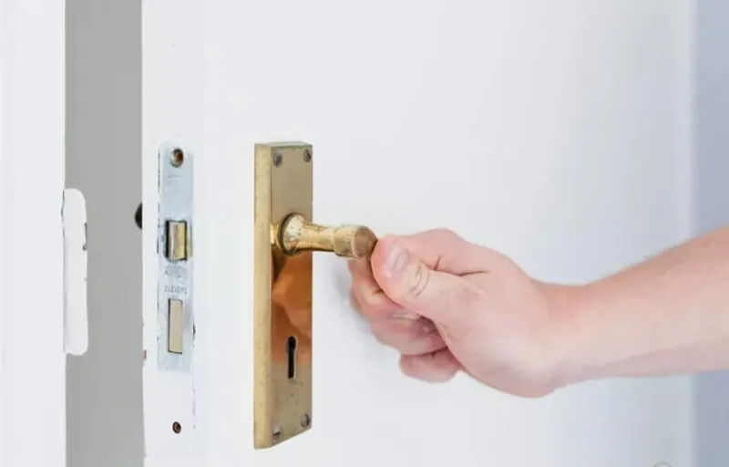 Hạn chế mở cửa phòng để tránh không khí nóng bên ngoài tràn vào, giúp máy lạnh Aqua tiết kiệm điện