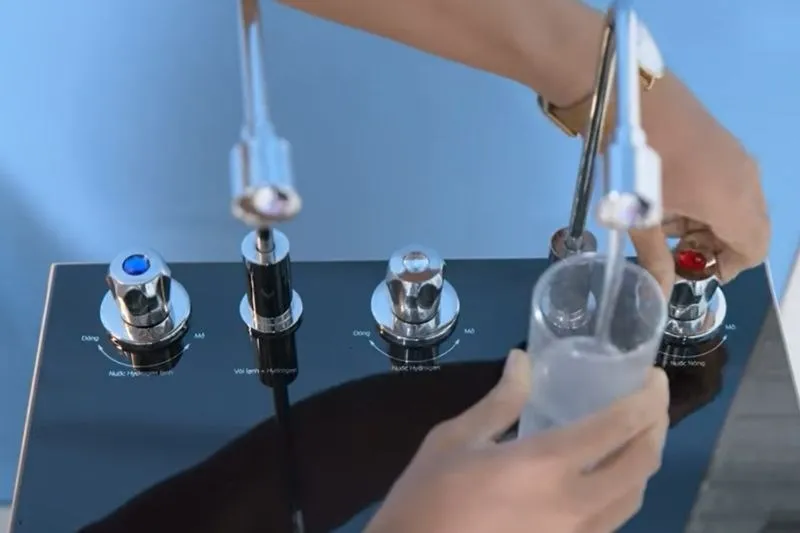 Thao tác vặn vòi xả nước từ máy lọc Kangaroo trong quá trình chuẩn bị sử dụng lần đầu