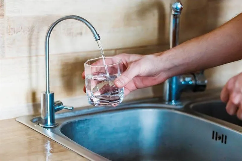 Màn hình hiển thị &quot;Pure Water&quot; trên máy lọc nước Kangaroo, biểu thị nguồn nước tinh khiết đã sẵn sàng sử dụng