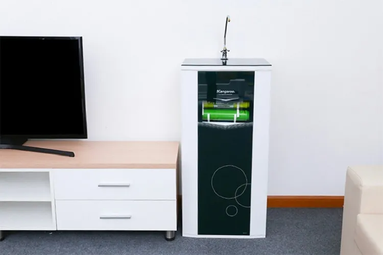 Máy lọc nước Kangaroo đặt gọn gàng trong không gian bếp, minh họa vị trí lắp đặt lý tưởng