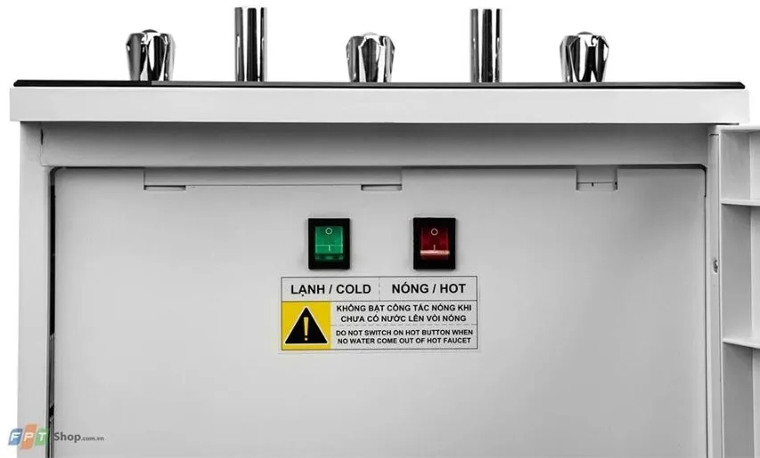 Kỹ thuật viên đang kết nối đường ống dẫn nước lạnh vào hệ thống máy lọc nước Kangaroo