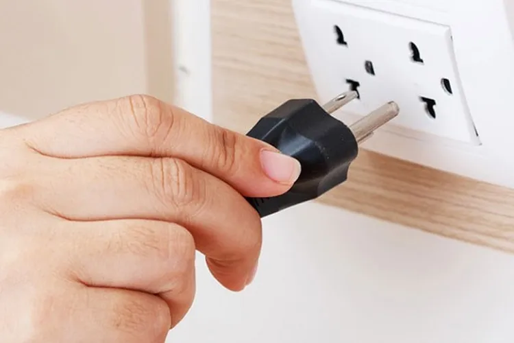 Cắm điện khi thấy nước đã chảy