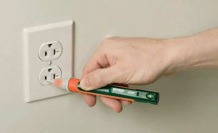 Kiểm tra rò rỉ điện máy nước nóng gián tiếp Ariston bằng bút thử điện để đảm bảo an toàn và kéo dài tuổi thọ thiết bị