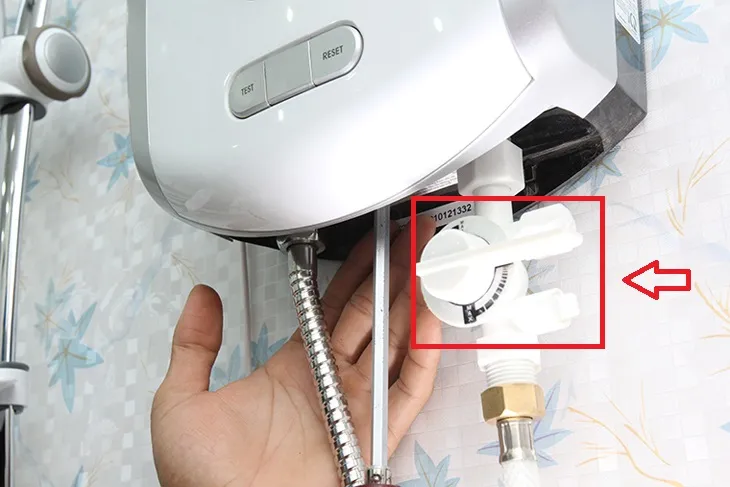 Mở van 3 trong 1 trên máy nước nóng trực tiếp để điều chỉnh dòng chảy an toàn