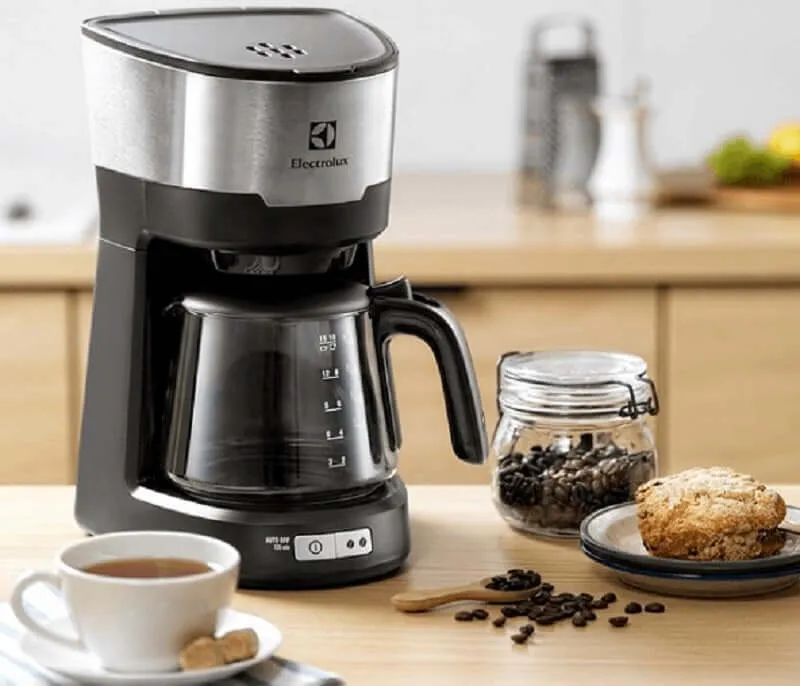 Máy pha cà phê Electrolux đang trong quá trình pha chế một ly cà phê đậm đà