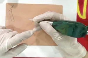 Lắp dây nguồn và ấn nút mở máy