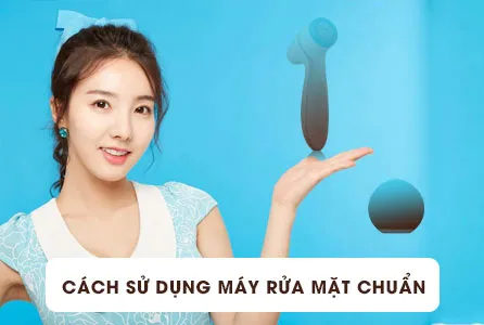 Người phụ nữ đang thực hiện cách sử dụng máy rửa mặt cầm tay để làm sạch da mặt