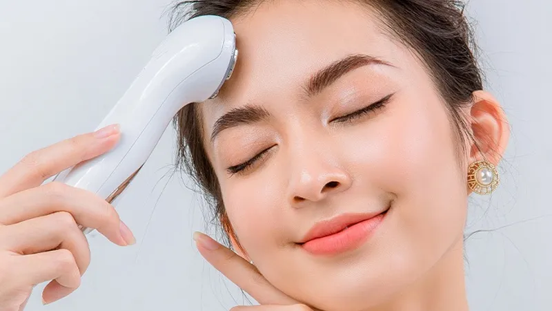 Lực di chuyển máy rửa mặt nhẹ nhàng trên da