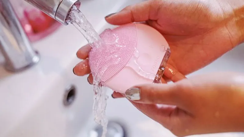 Vệ sinh máy rửa mặt sạch sẽ để đảm bảo hiệu quả làm sạch