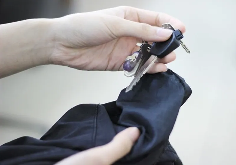 Kiểm tra quần áo trước khi cho vào máy sấy Candy